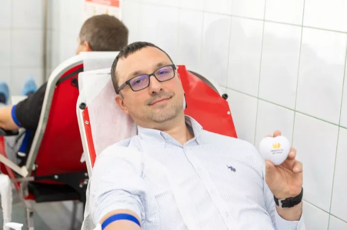 Людина здає кров